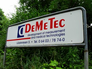 demetec_schild